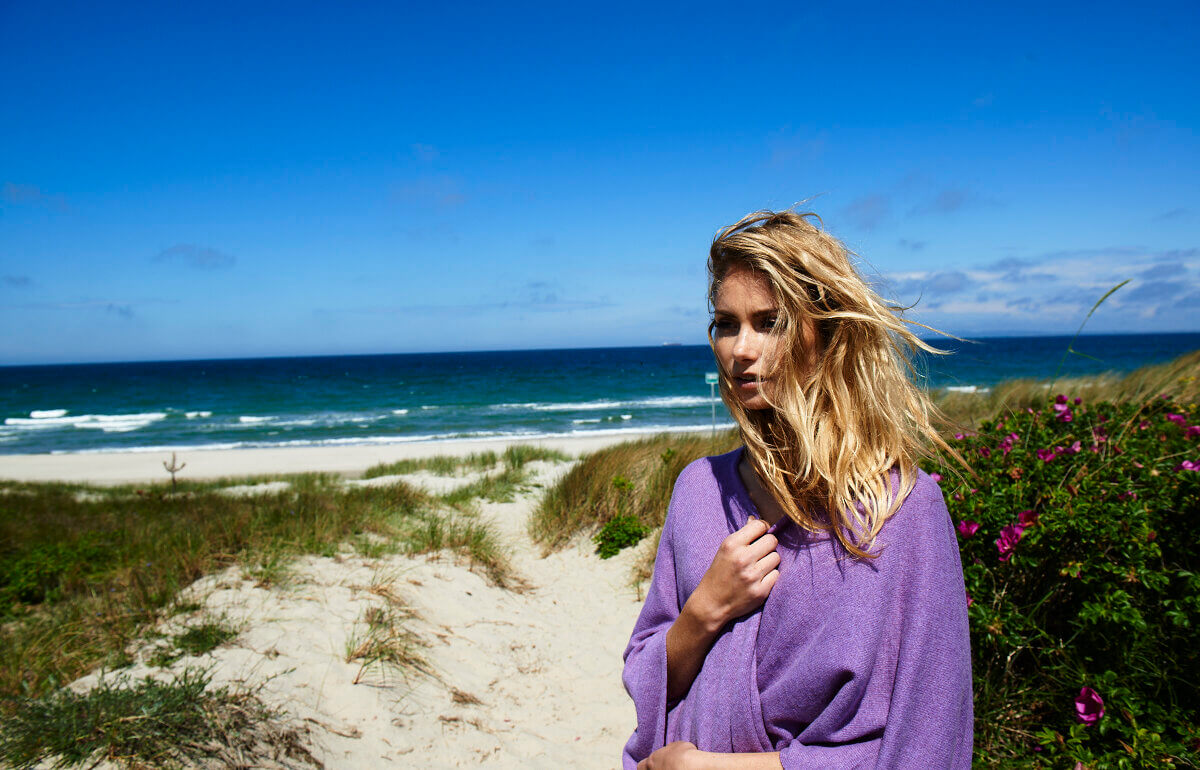 Kvinde i lilla striktrøje på strand – Scandinavianlux modefoto