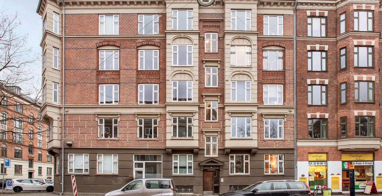 Rød facade på en etageejendom